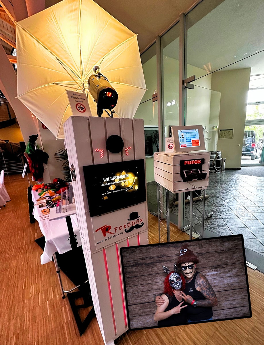 Fotobox mieten in Chemnitz – Studioqualität, Sofortdruck & Rundum-Service Fotobox mieten Chemnitz – Komplett-Setup mit Kamera, Requisiten, Druckstation und Beispielbildern auf einem Event.