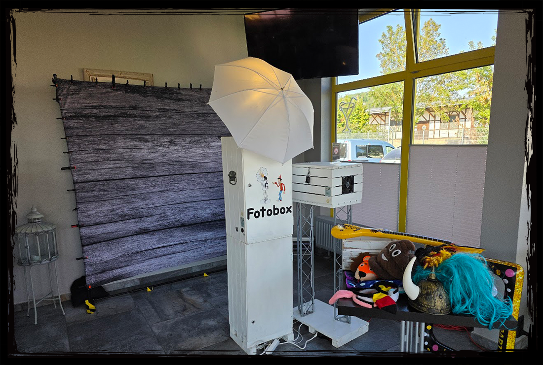 Aufbau einer Fotobox mit Hintergrund, Beleuchtung und Requisiten für eine Hochzeit in Chemnitz.