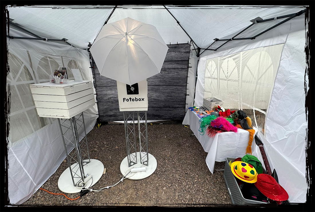 Fotobox mit Hintergrund und Requisiten in einem Zelt für eine Hochzeit in Chemnitz.