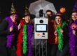 Gruppe feiert Halloween mit Fotobox in Chemnitz, verkleidet mit Hexenhüten und bunten Accessoires.