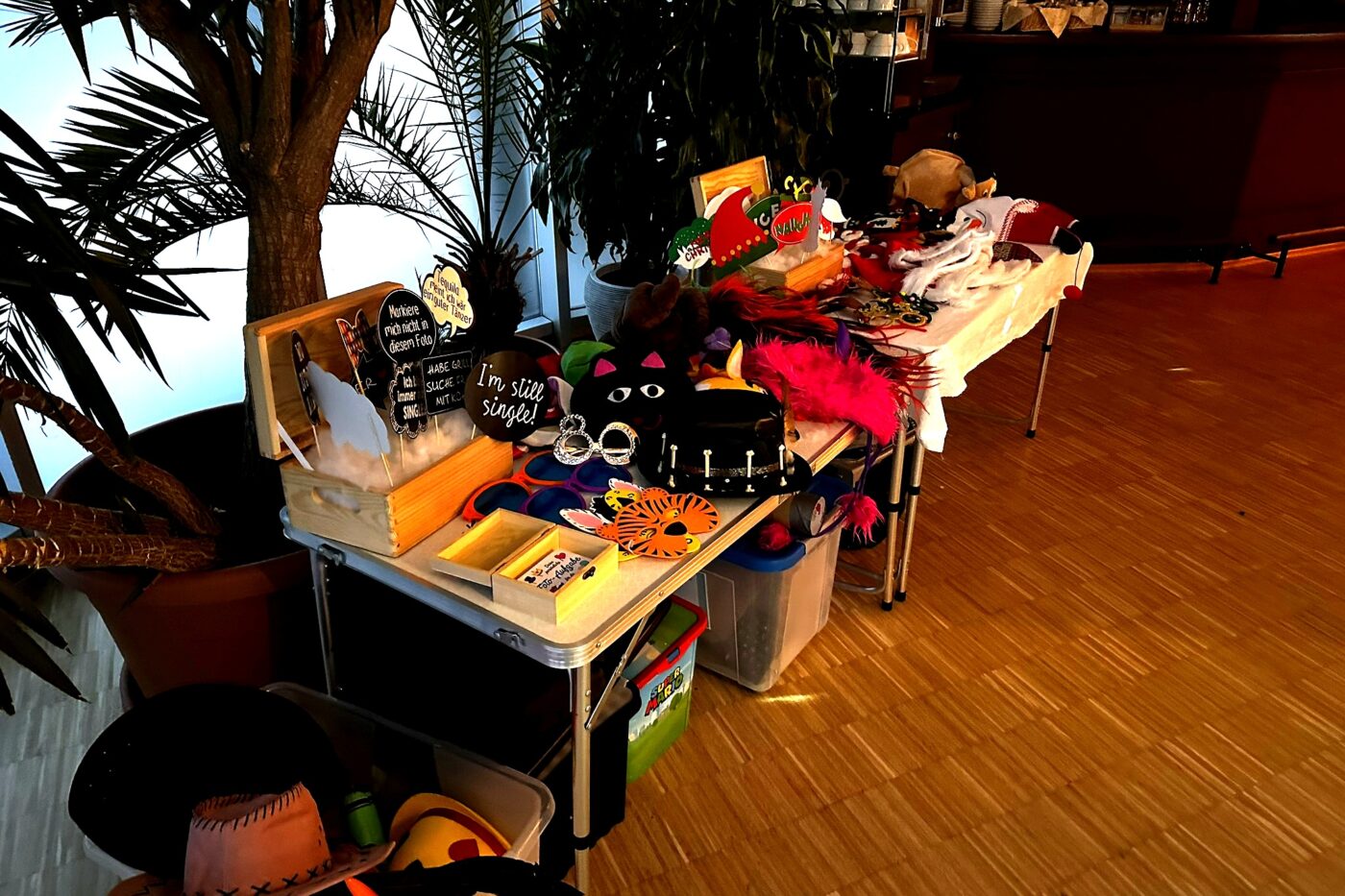 Fotobox Requisiten-Tisch mit Accessoires für Weihnachtsfeier in Chemnitz
