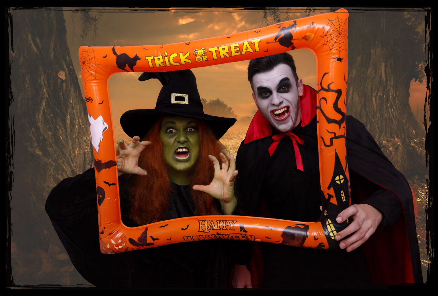 Hexe und Vampir posieren in der Halloween Fotobox mit Trick-or-Treat Rahmen in Chemnitz.