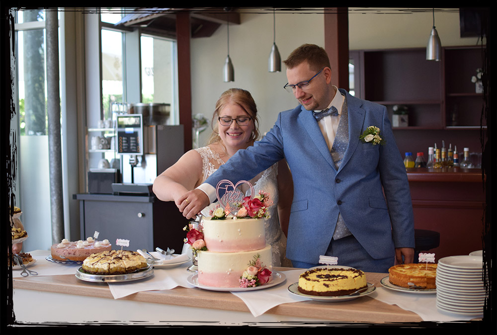 TR Fotobox Hochzeit – Tommy & Michaela in der Parkschänke Limbach-Oberfrohna Tommy und Michaela bei ihrer Hochzeit in der Parkschänke Limbach-Oberfrohna – Torte anschneiden mit TR Fotobox Momenten