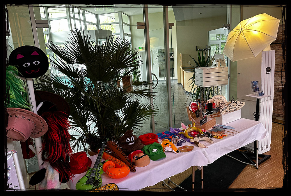 TR Fotobox Parkschänke Limbach-Oberfrohna – kreative Requisitenstation für Gäste TR Fotobox in der Parkschänke Limbach-Oberfrohna – Requisitenstation mit Accessoires für Fotos