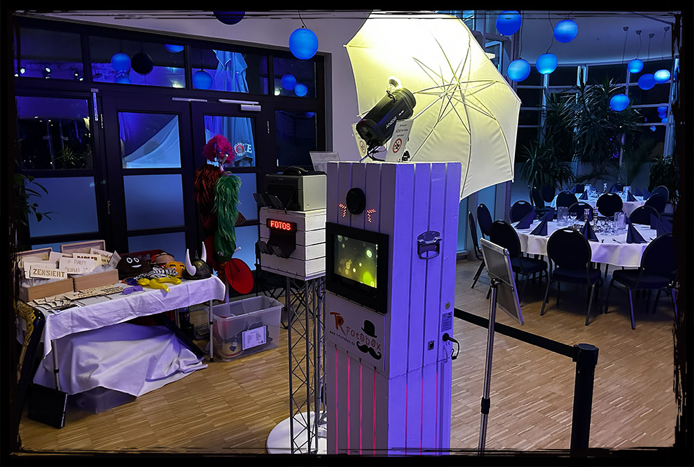 TR Fotobox Parkschänke Limbach-Oberfrohna – Fotospaß bei Abendveranstaltungen und Feiern TR Fotobox in der Parkschänke Limbach-Oberfrohna – beleuchtete Fotobox bei einer Abendveranstaltung