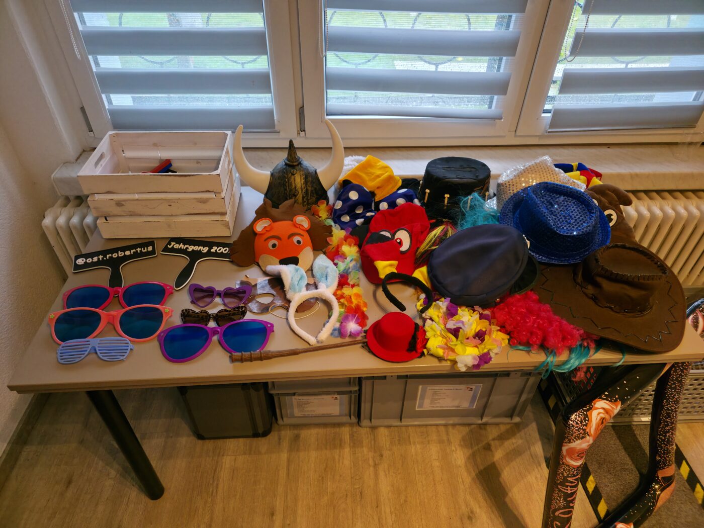 Hochwertige Fotobox Requisiten und 3D-Accessoires für Events in Chemnitz mieten – Auswahl auf dem Requisitentisch