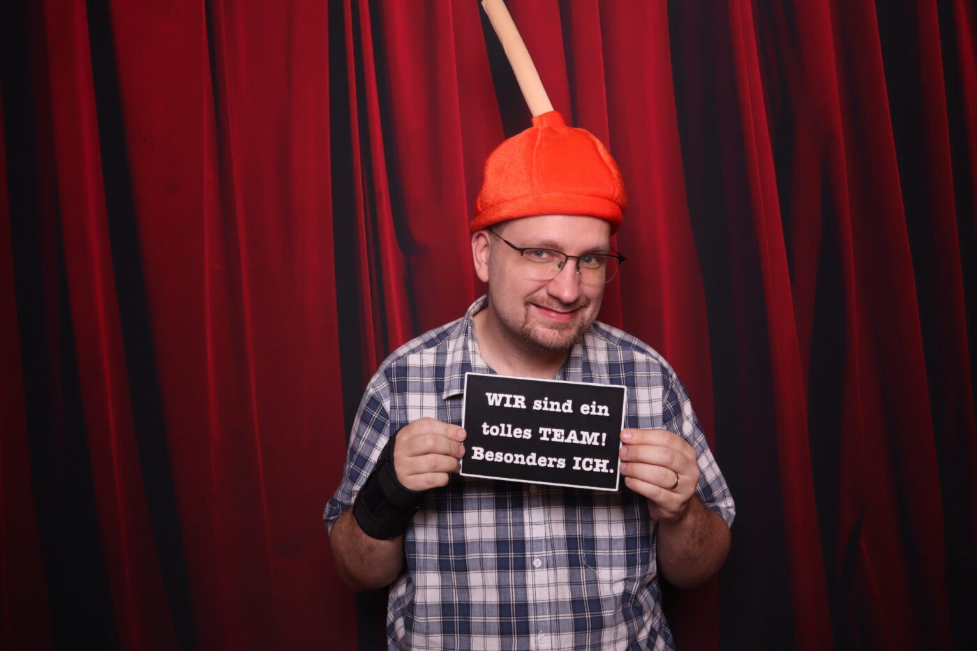 Gäste nutzen die TR Fotobox mit Sofortdruck und professioneller Systemkamera bei einer Hochzeit in Chemnitz