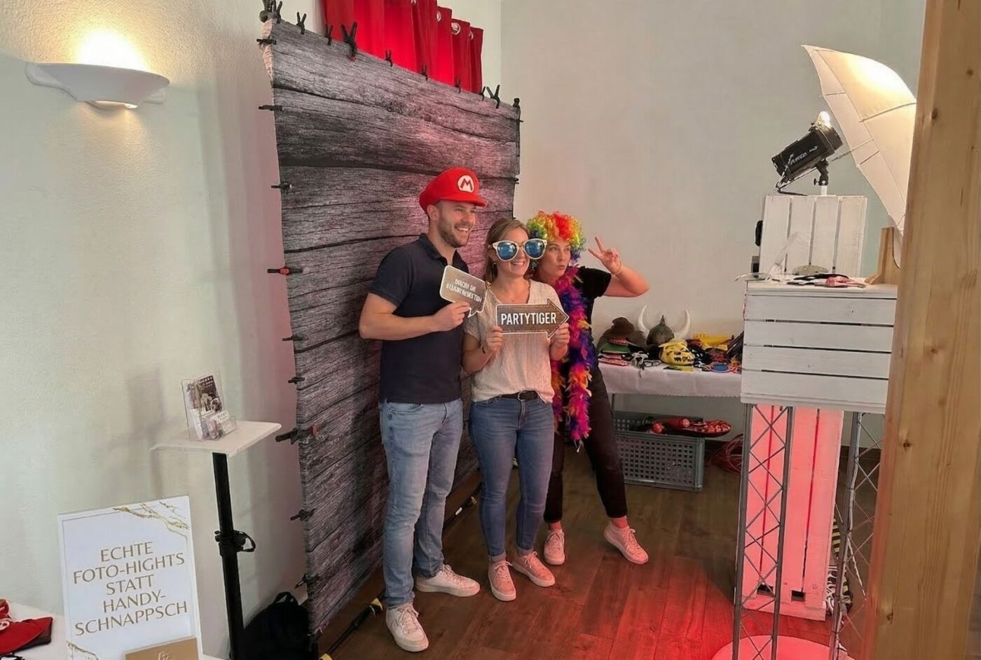 Fotobox mieten Freiberg: Professionelles Event-Setup für Hochzeiten und Feiern Gäste nutzen die Fotobox in Freiberg mit lustigen Requisiten für Party-Erinnerungen
