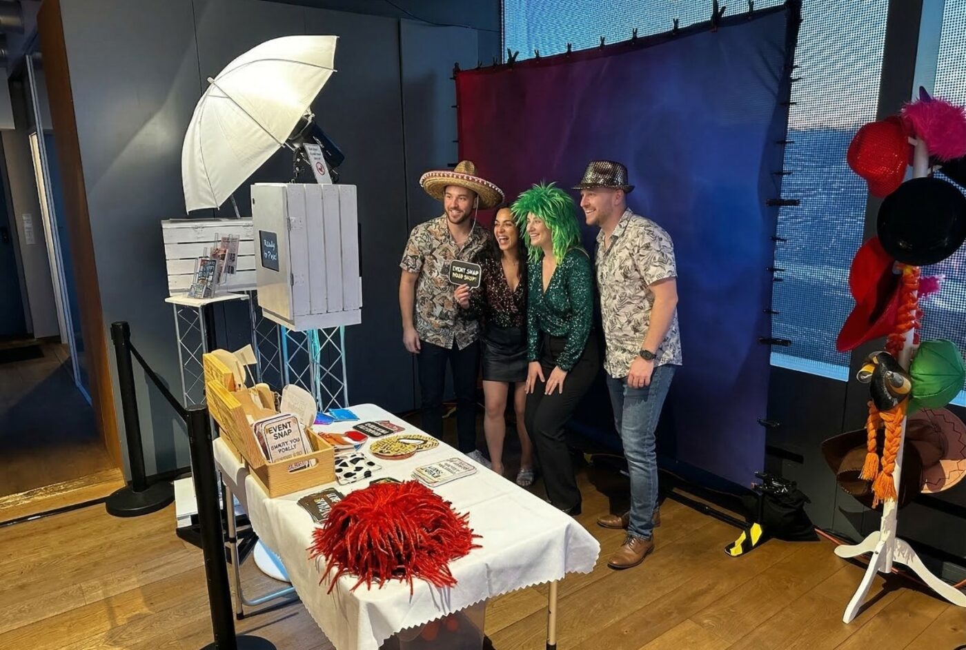 Fotobox mieten Zwickau: Dein professionelles Event-Setup für Partys und Hochzeiten Gäste nutzen die professionelle Fotobox in Zwickau für lustige Erinnerungsfotos