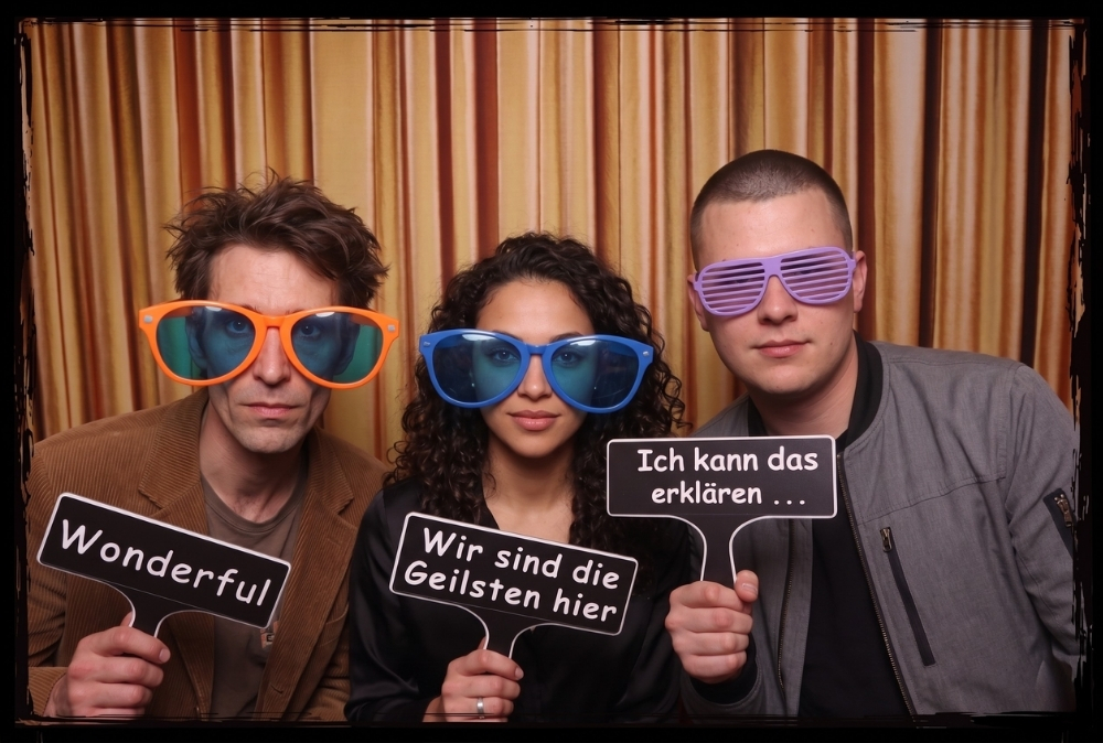 Gruppe mit Partybrillen und 3D-gedruckten Fotobox Schildern