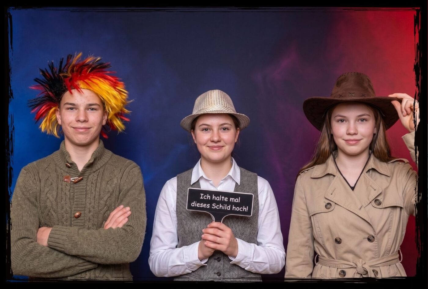 Fotobox Schilder Requisiten für Gruppenfotos Gruppe in Verkleidung präsentiert stolz Fotobox Schild Ich halte mal dieses Schild hoch