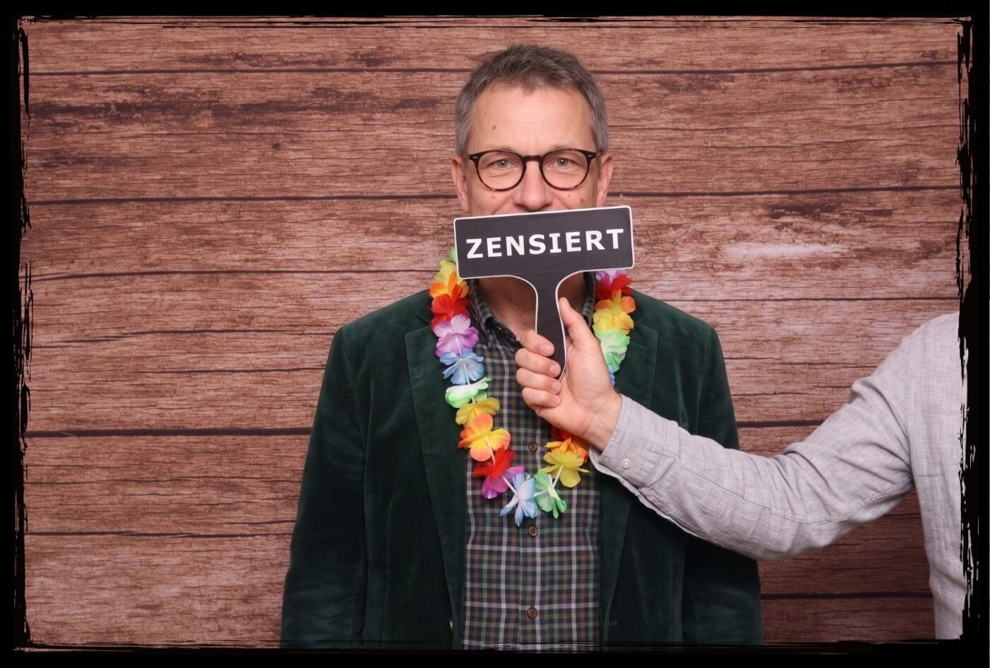 Lustiges Fotobox Requisiten Schild Zensiert Mann hält ein Fotobox Schild mit der Aufschrift Zensiert vor das Gesicht