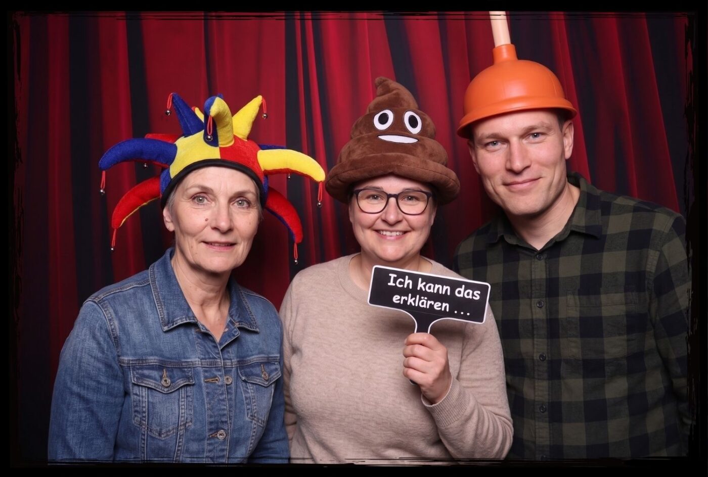 Fotobox Requisiten Schilder mit lustigen Sprüchen Gruppe mit Karnevalshut und Kothaufen-Mütze zeigt Fotobox Schild Ich kann das erklären