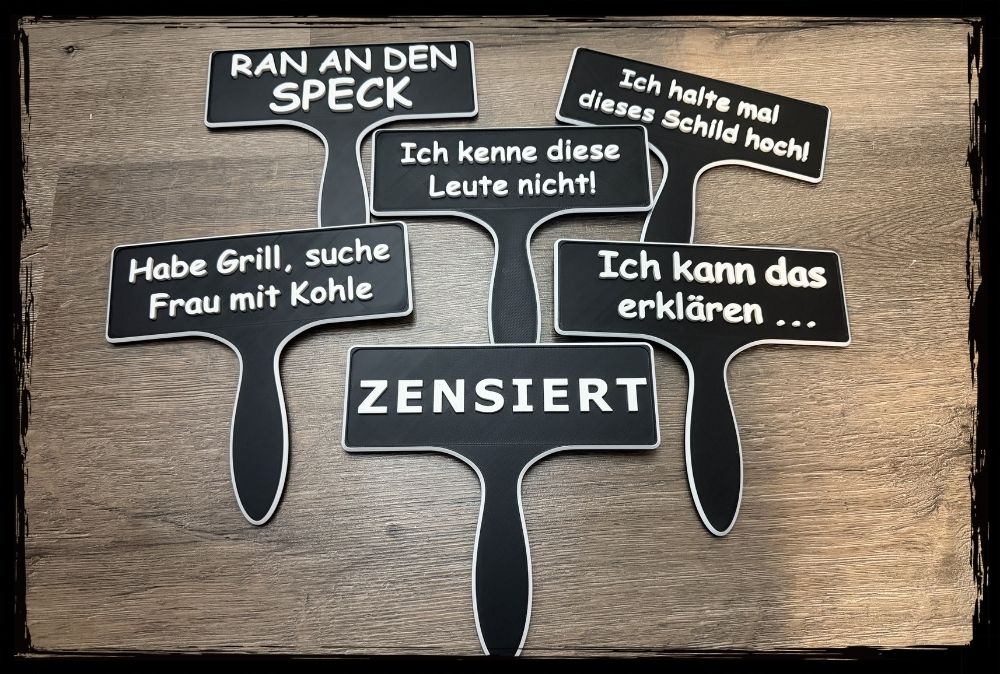 Sechs schwarze Fotobox Schilder mit lustigen Sprüchen als witzige Props für Hochzeitsfotos und Events.