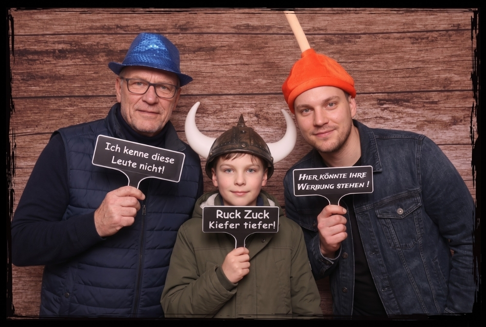 Drei Personen posieren mit 3D-gedruckten Fotobox Requisiten