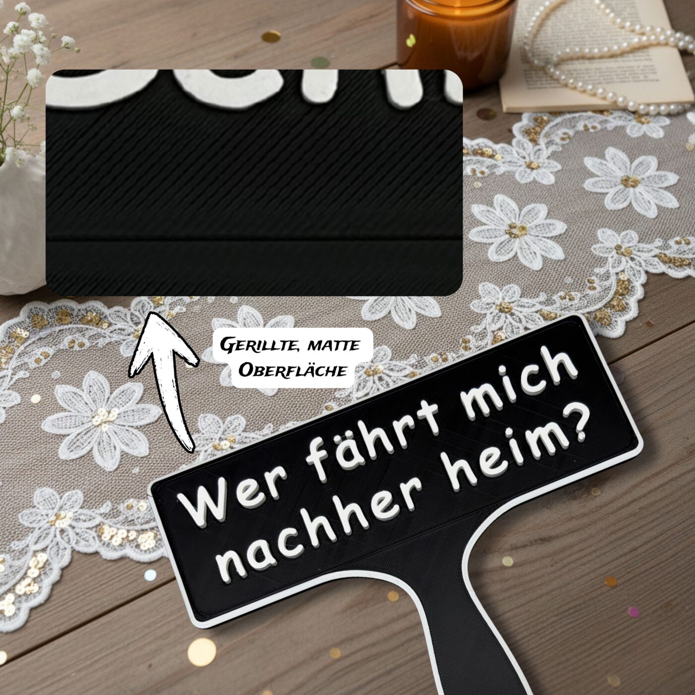 Nahaufnahme der gerillten und matten Oberfläche eines schwarzen Fotobox Schildes