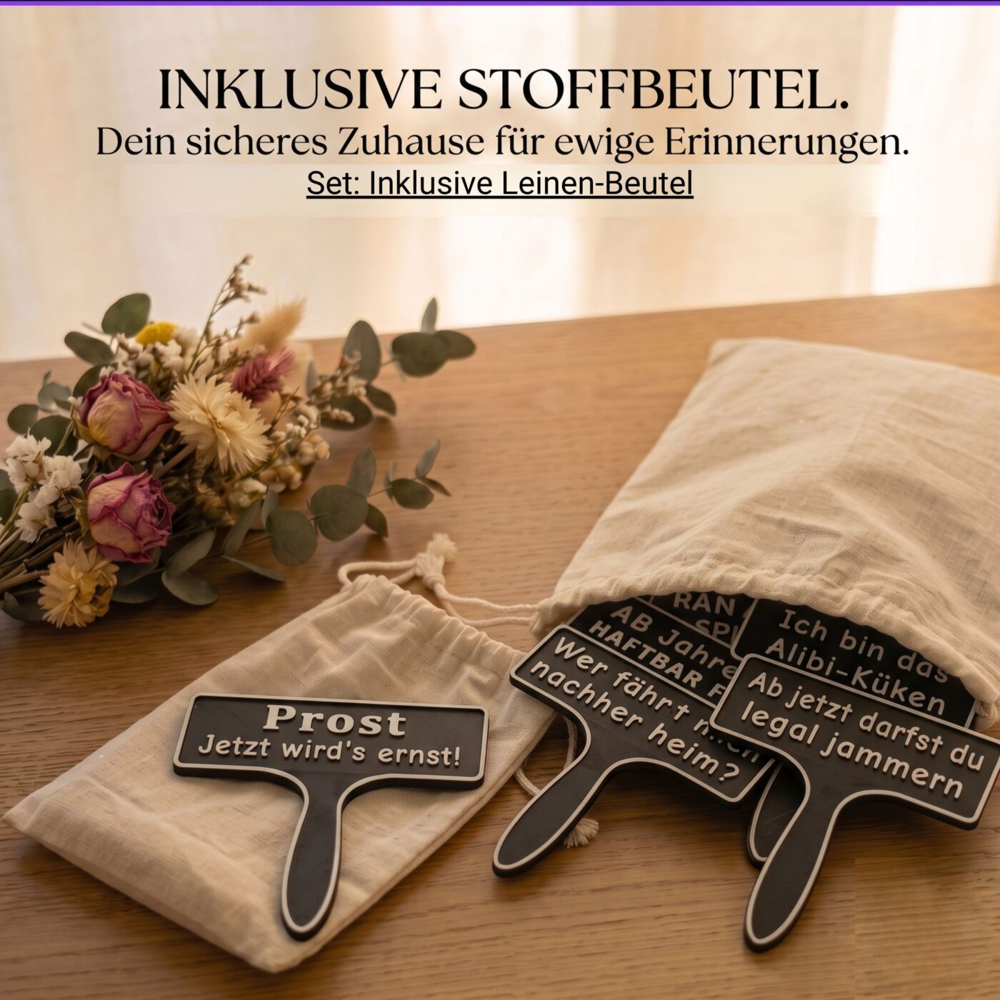 Mehrere Fotobox Schilder liegen zur Aufbewahrung vor und in einem beigen Leinen Stoffbeutel