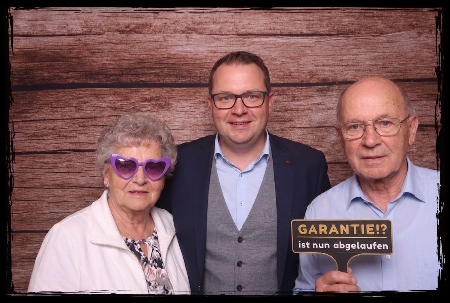 Partygesellschaft posiert vor der Fotobox mit Schildern zum 40. Geburtstag