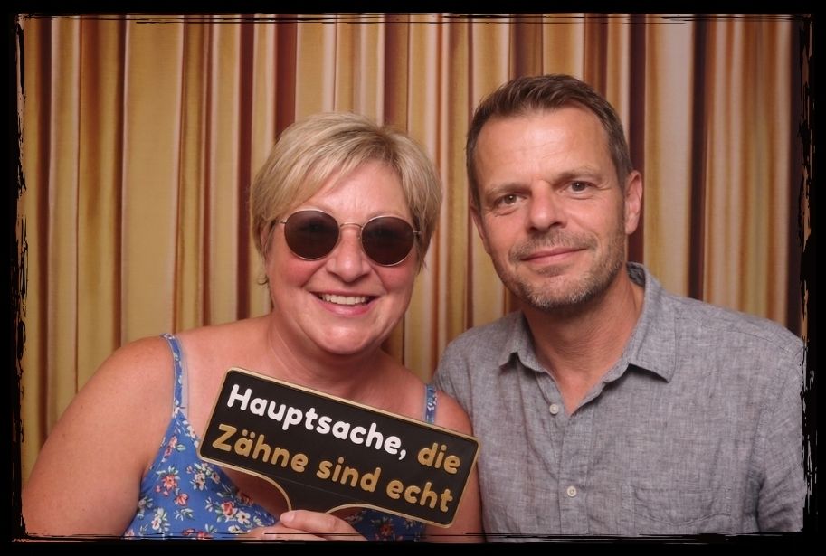 Party-Gäste nutzen witzige Fotobox Schilder auf einer Feier zum 40. Geburtstag