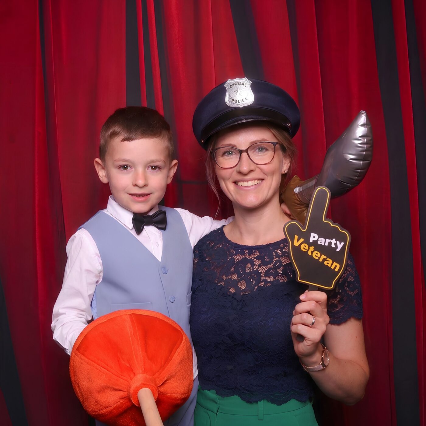 Familienfoto mit witzigen Requisiten zum 50. Geburtstag