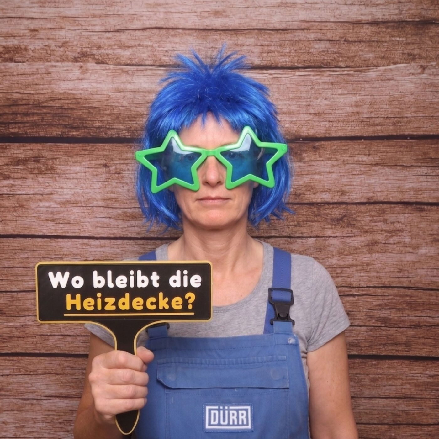 Gäste testen die Fotobox Schilder zum 50. Geburtstag im Praxiseinsatz