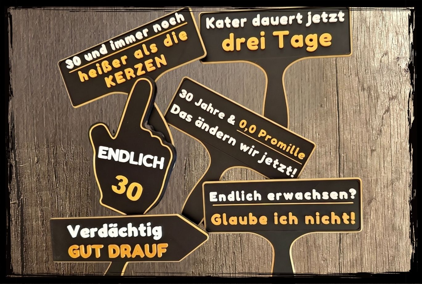 Sechs schwarze Fotobox Props 30. Geburtstag mit goldener und weisser Schrift auf einem Holzhintergrund