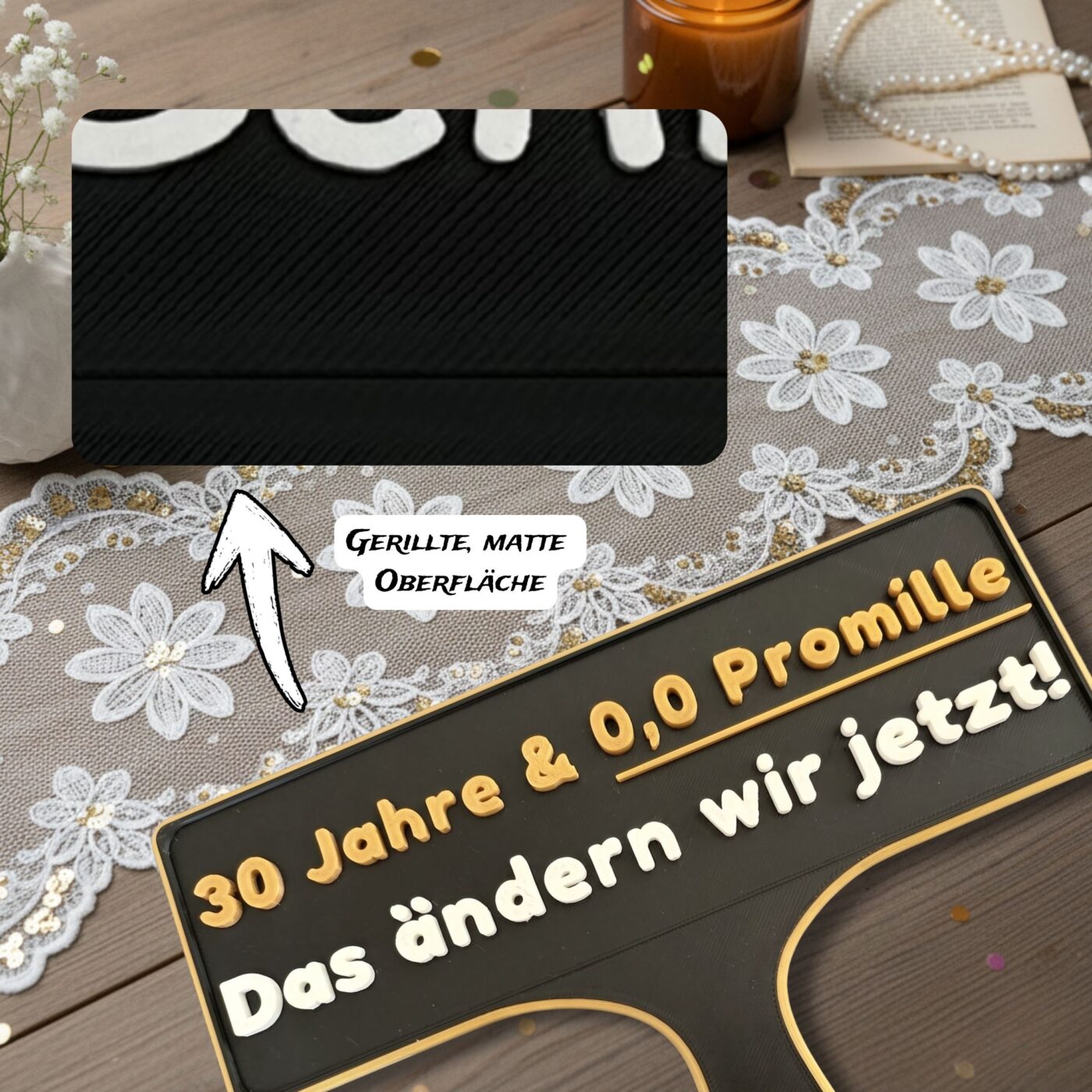 Nahaufnahme der schwarzen fein gerillten matten Oberflaeche des Fotobox Schildes